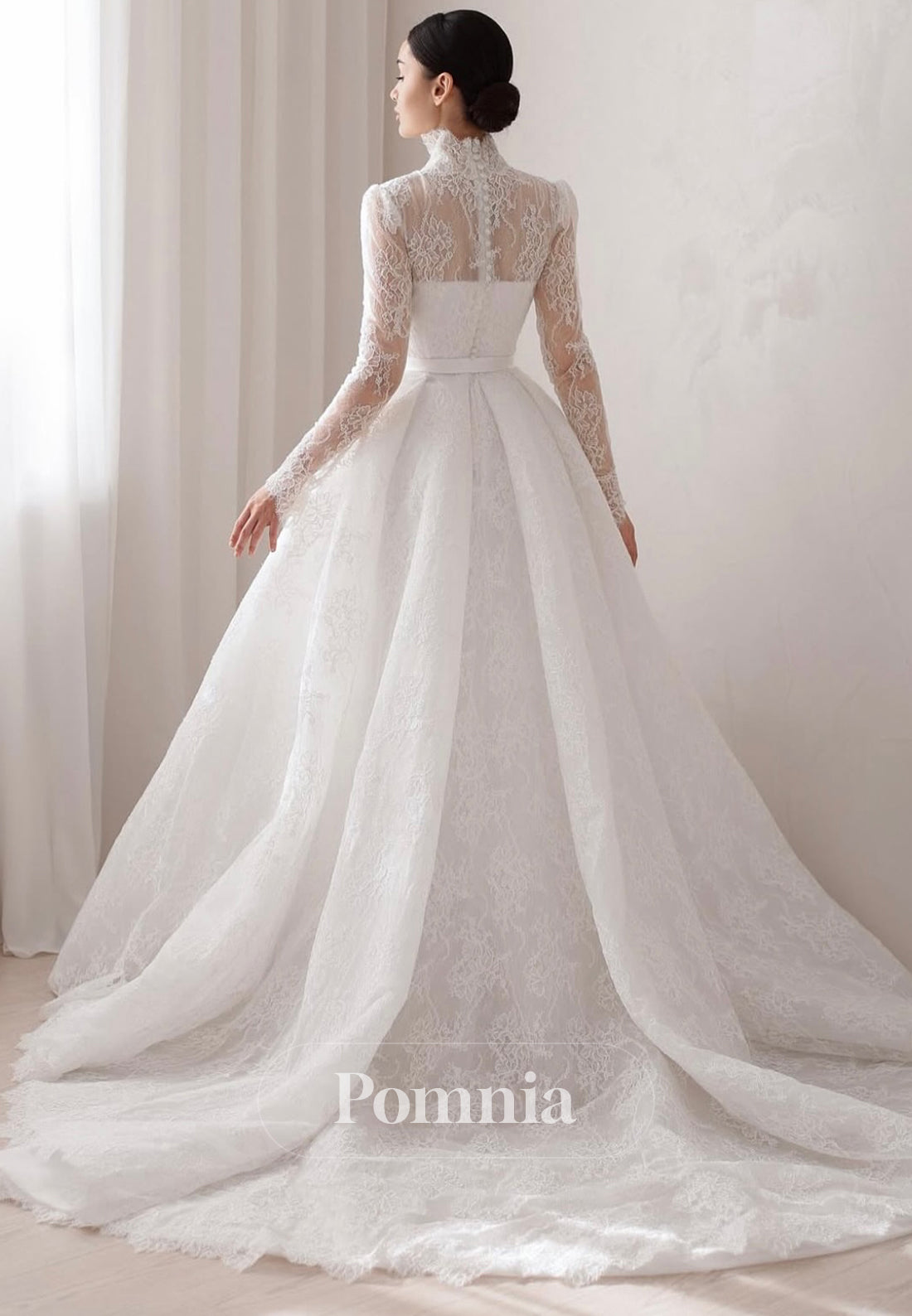 Charming A-Line Long Sleeves V-Neck Appliques Wedding Dress