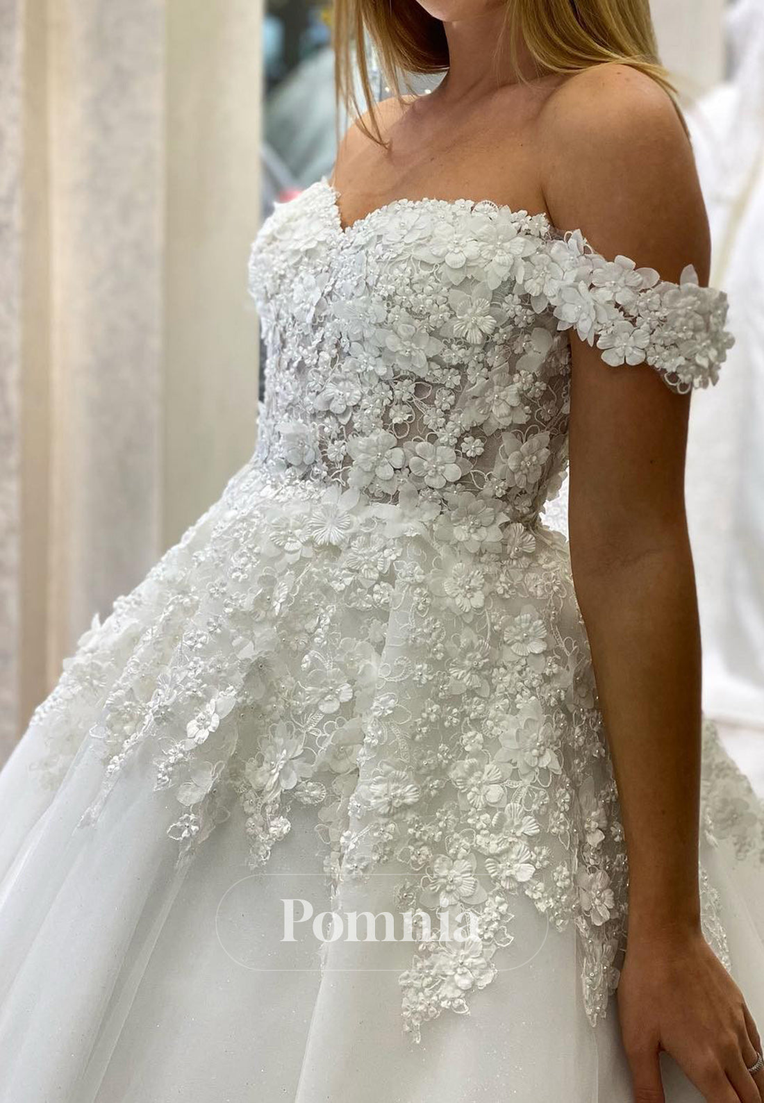 Charming A-Line Floral Appliques Lace Wedding Dress