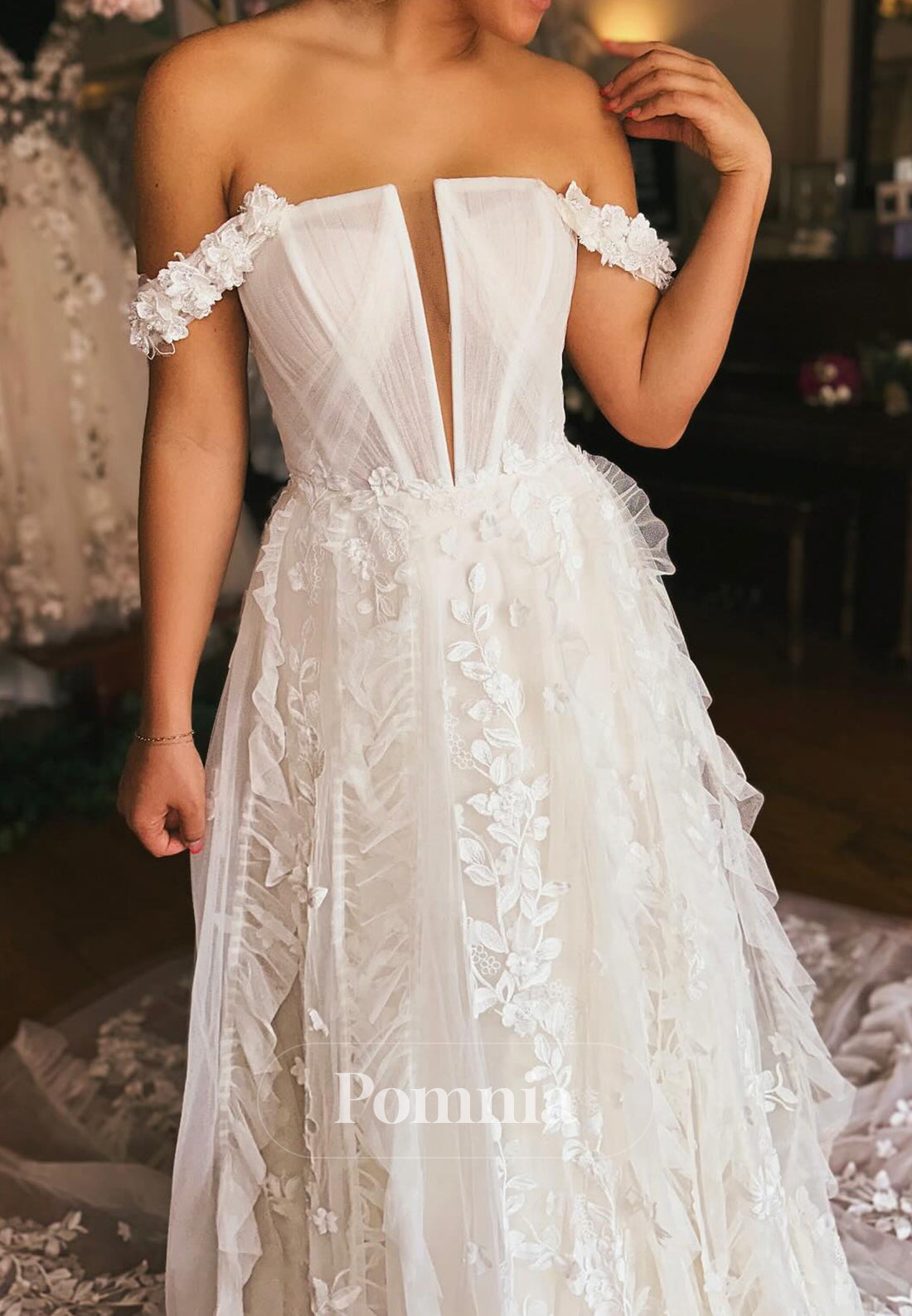 Charming Sleeveless Strapless Floral Appliques Wedding Dress