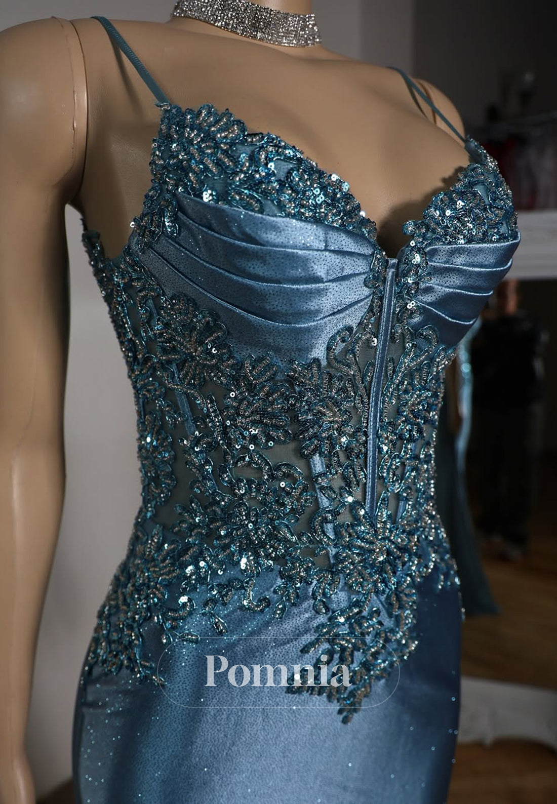 Spaghetti Straps V-Neck Appliques Sleeveless Mermaid/Trumpet Long Prom Dress