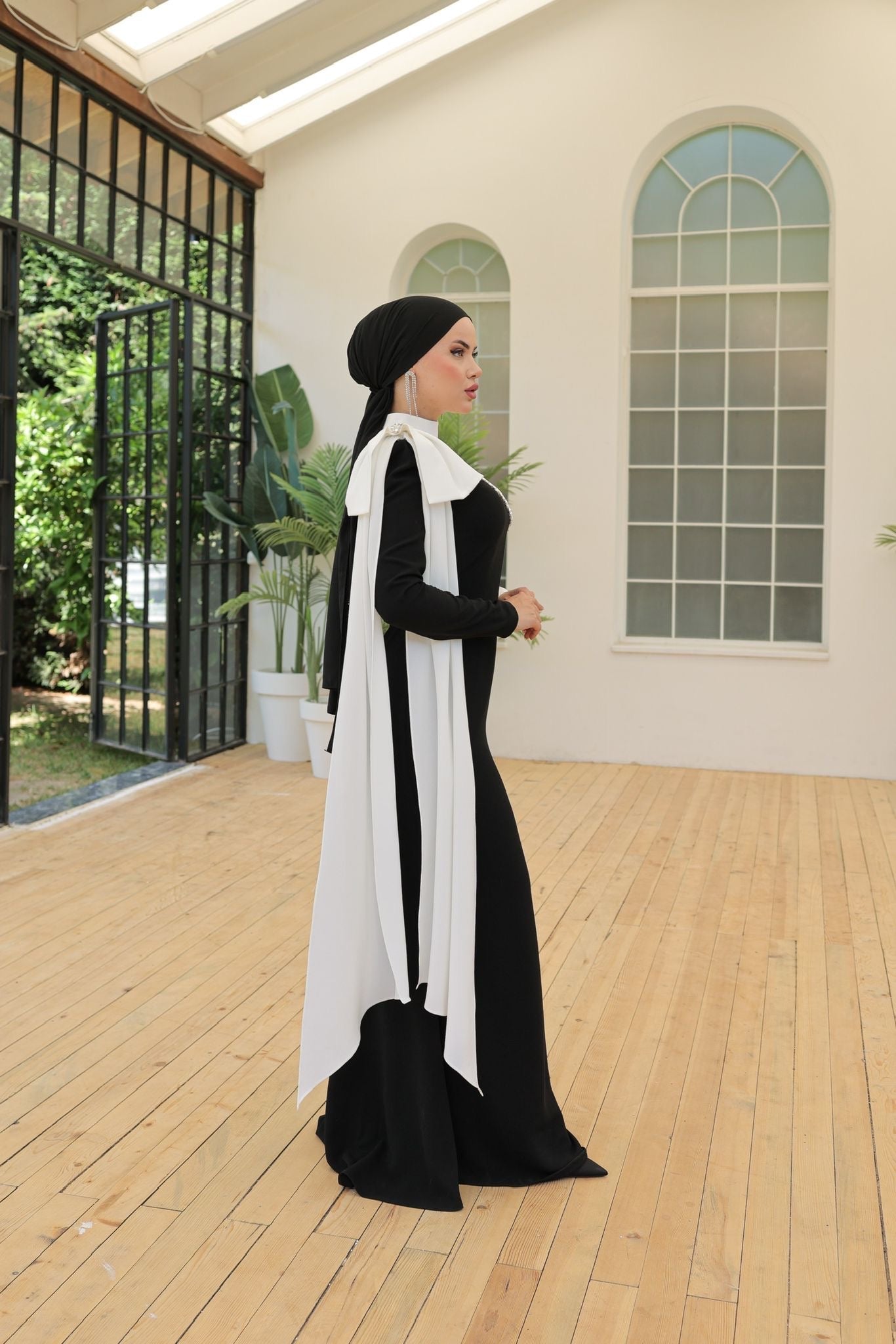 Black-White High Neck Long Sleeves Beaded Bowknot Sheath Evening Formal Dress