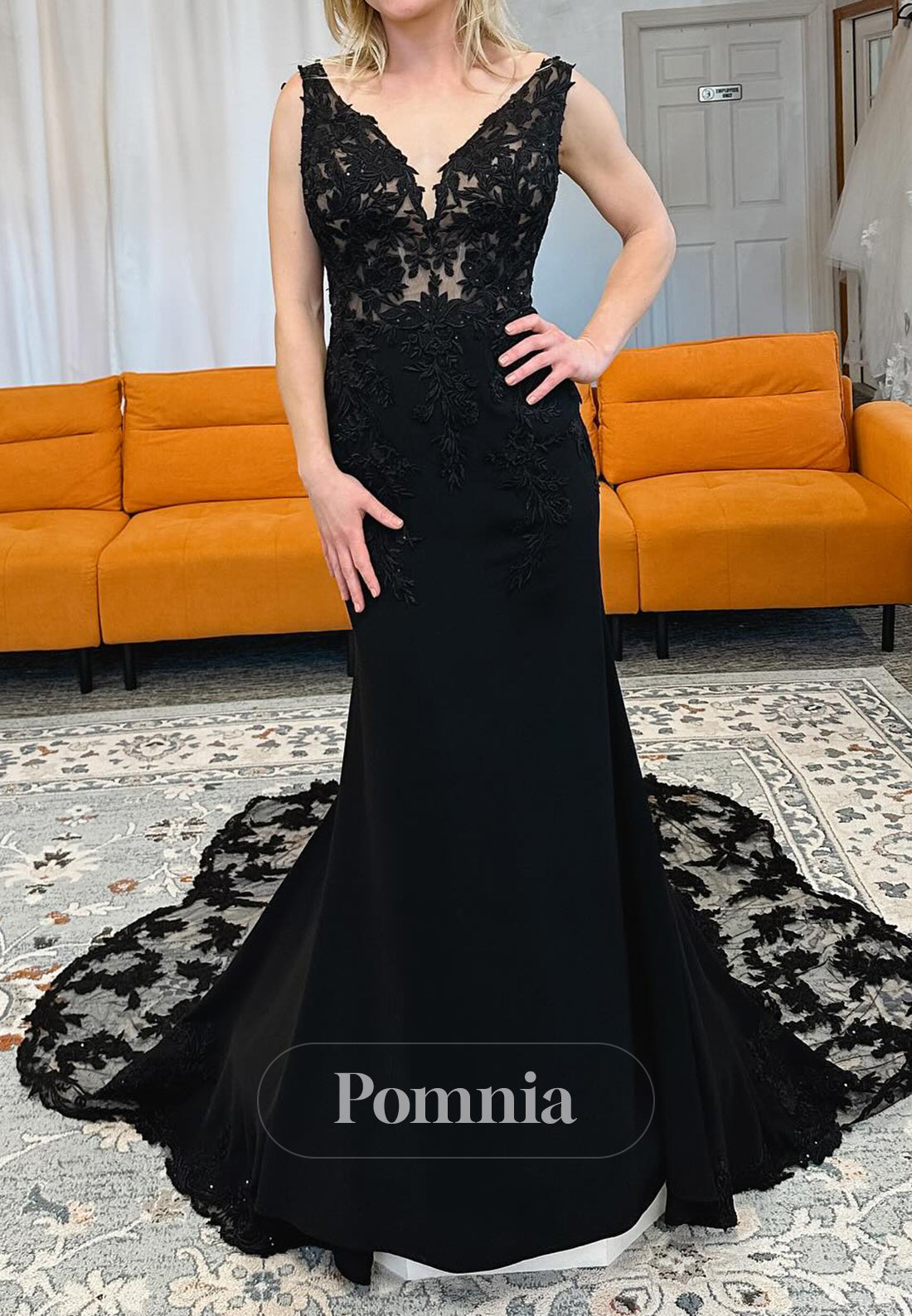 Black Spaghetti Straps V-Neck Corset Floral Appliques Wedding Dress