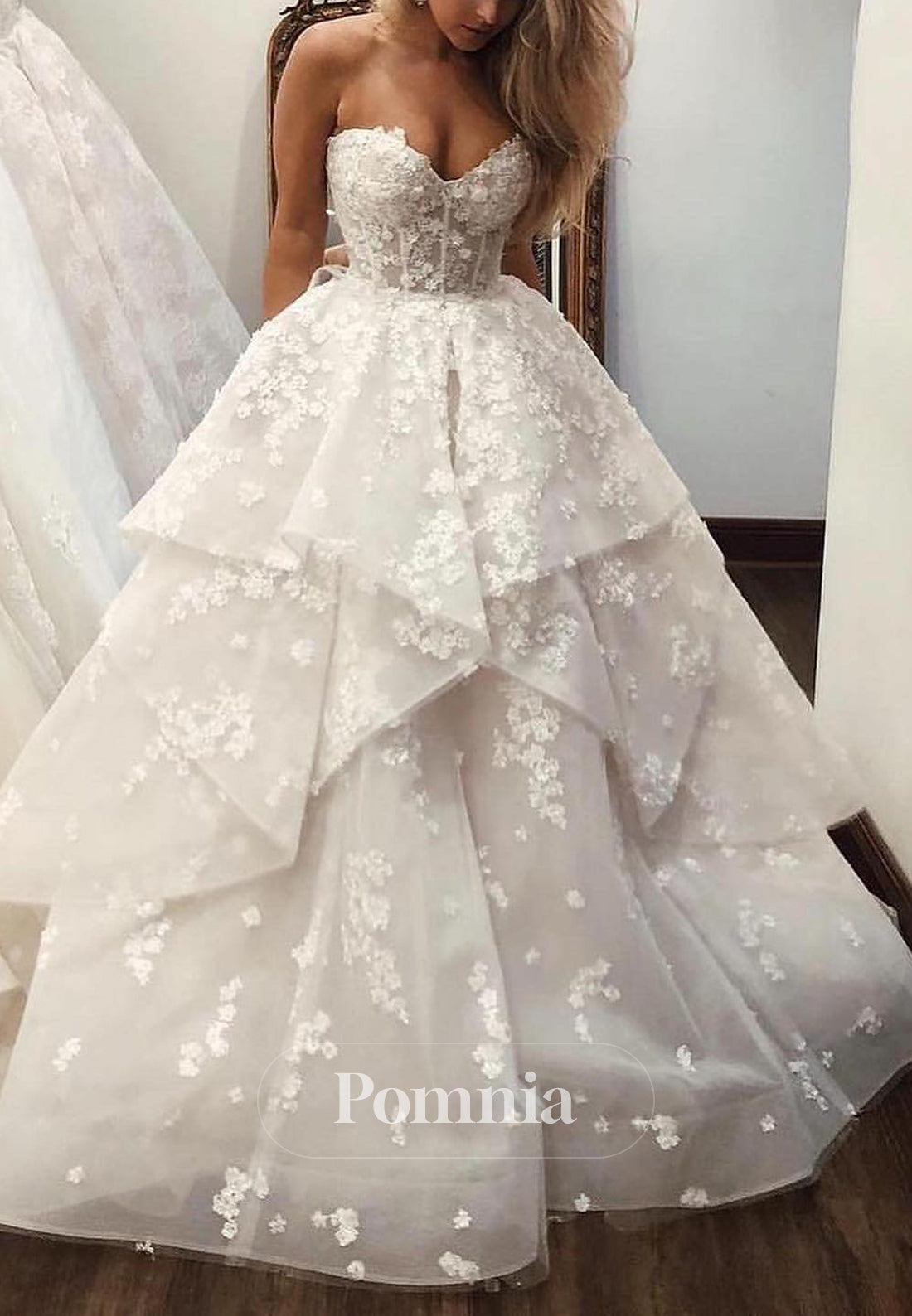 Charming A-Line Sleeveelss Strapless Appliques Ruffles Wedding Dress