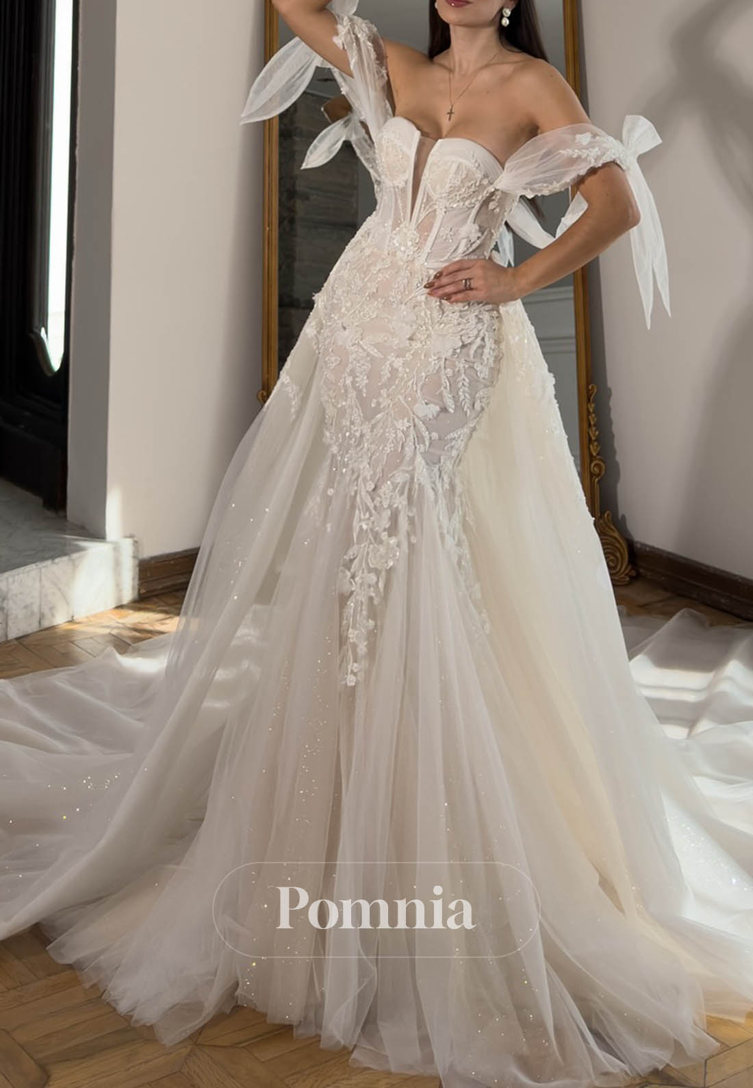 Charming A-Line Sweetheart Sleeveless Floral Appliques Lace Wedding Dress