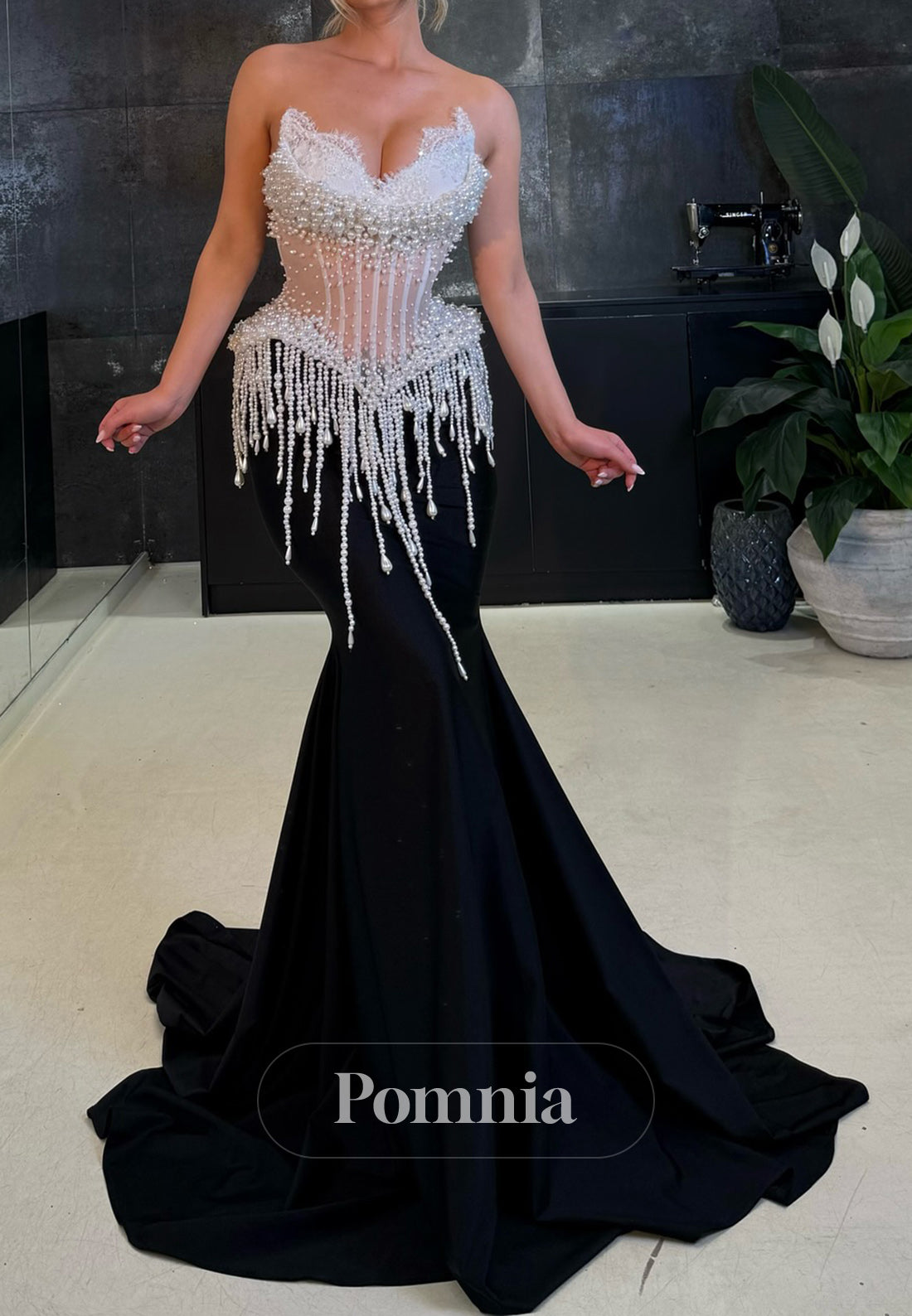 Charming Strapless Sleeveless Pearls Evening Dress