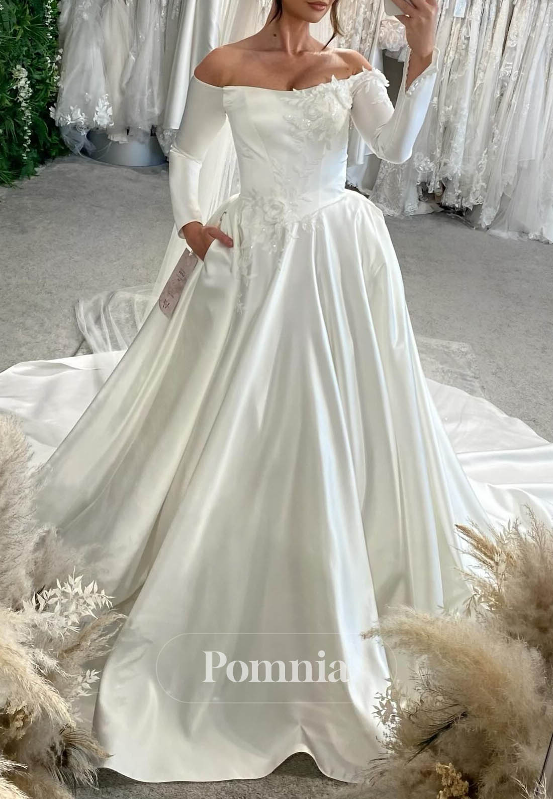 Eleagnt Long Sleeves Sweetheart Floral Appliques Wedding Dress