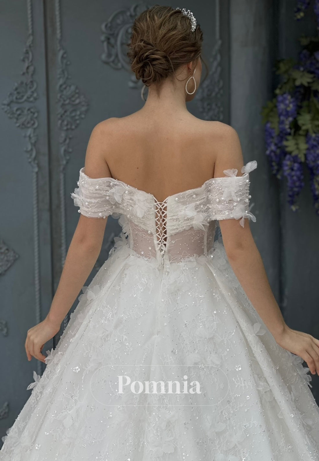 Charming A-Line Sleeveelss Strapless Pearls Corset Tulle Wedding Dress