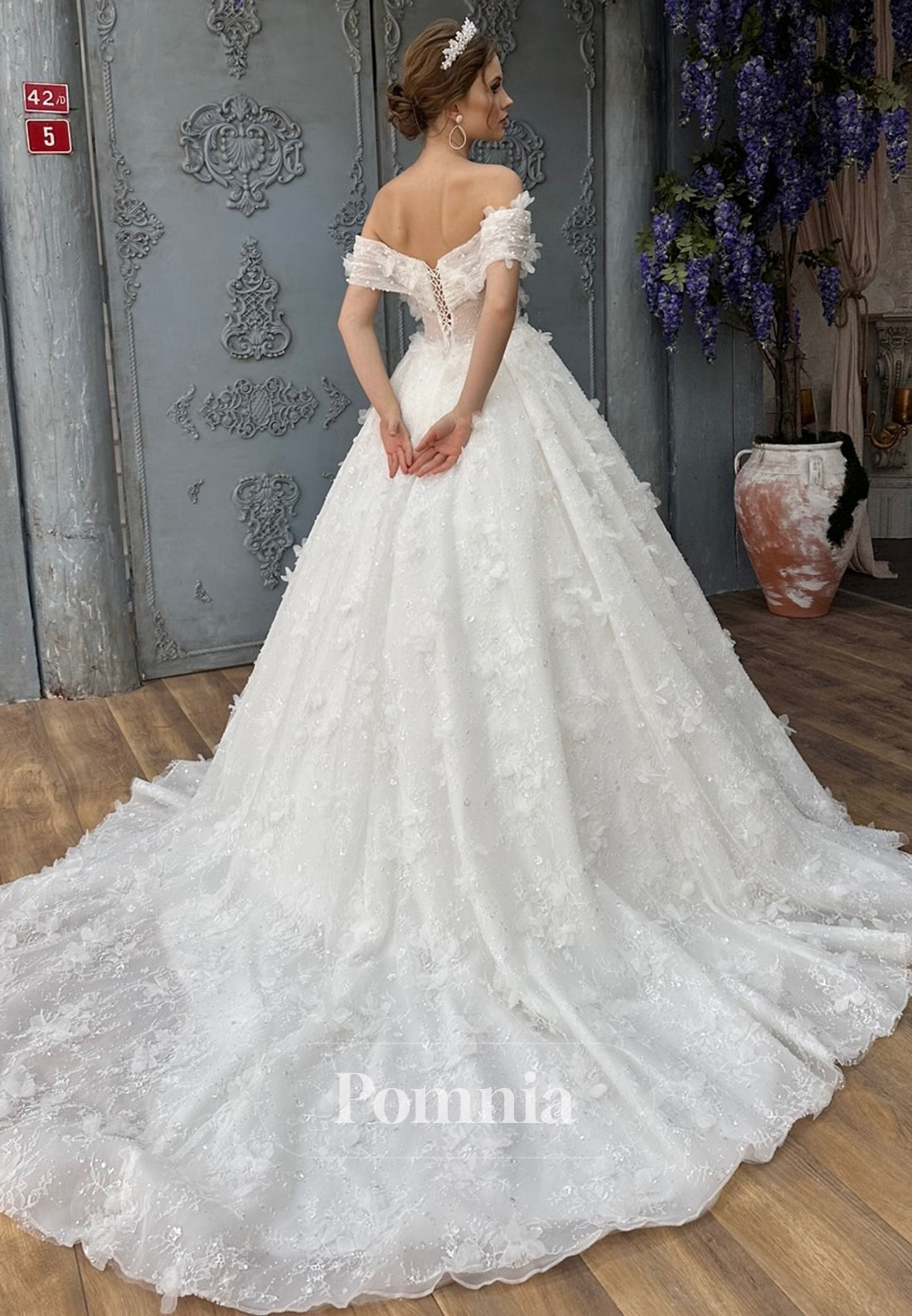 Charming A-Line Sleeveelss Strapless Pearls Corset Tulle Wedding Dress