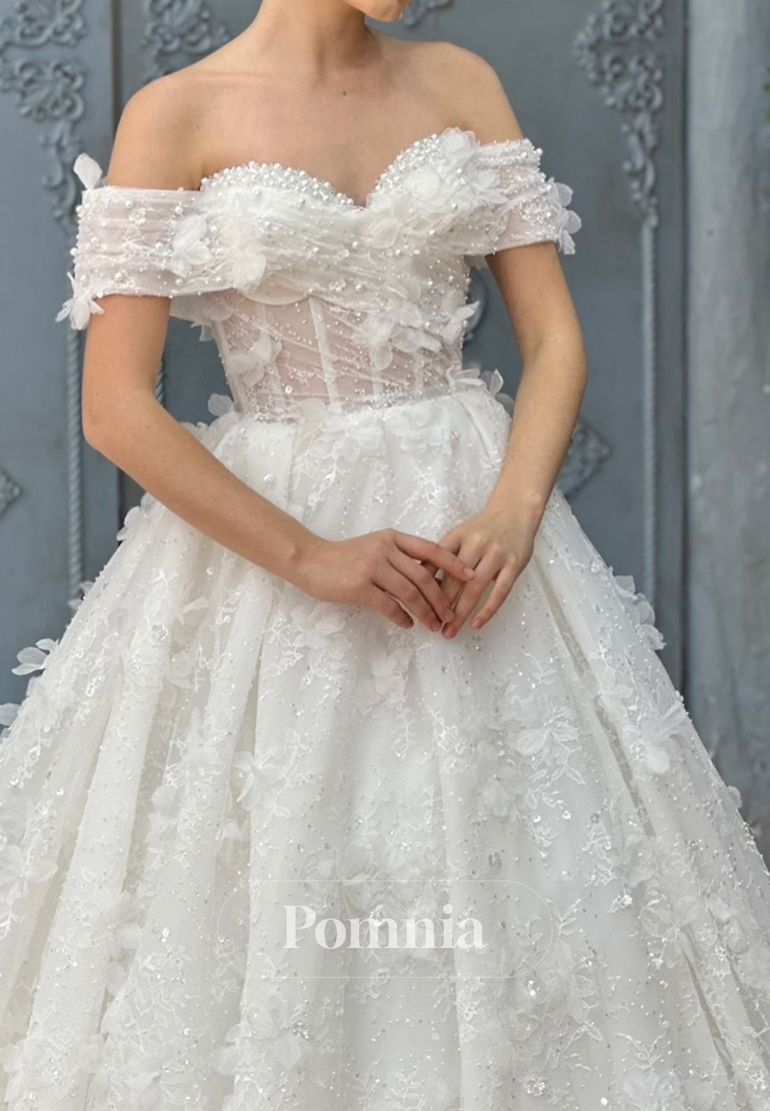 Charming A-Line Sleeveelss Strapless Pearls Corset Tulle Wedding Dress