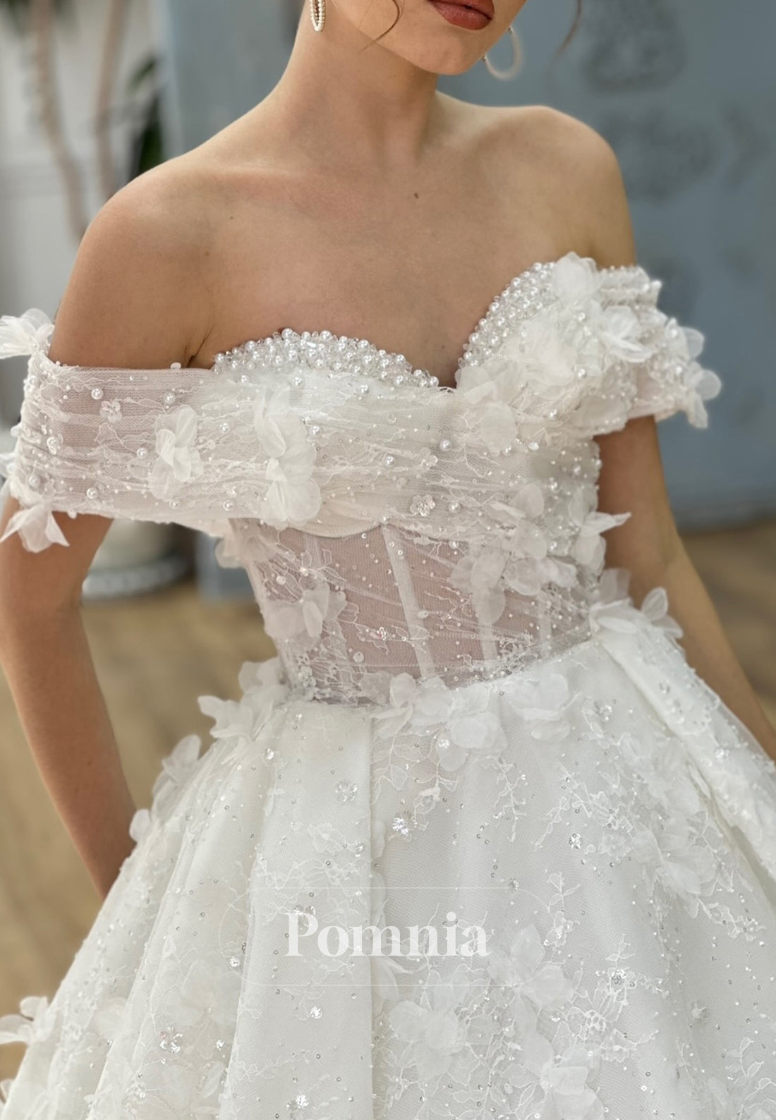 Charming A-Line Sleeveelss Strapless Pearls Corset Tulle Wedding Dress