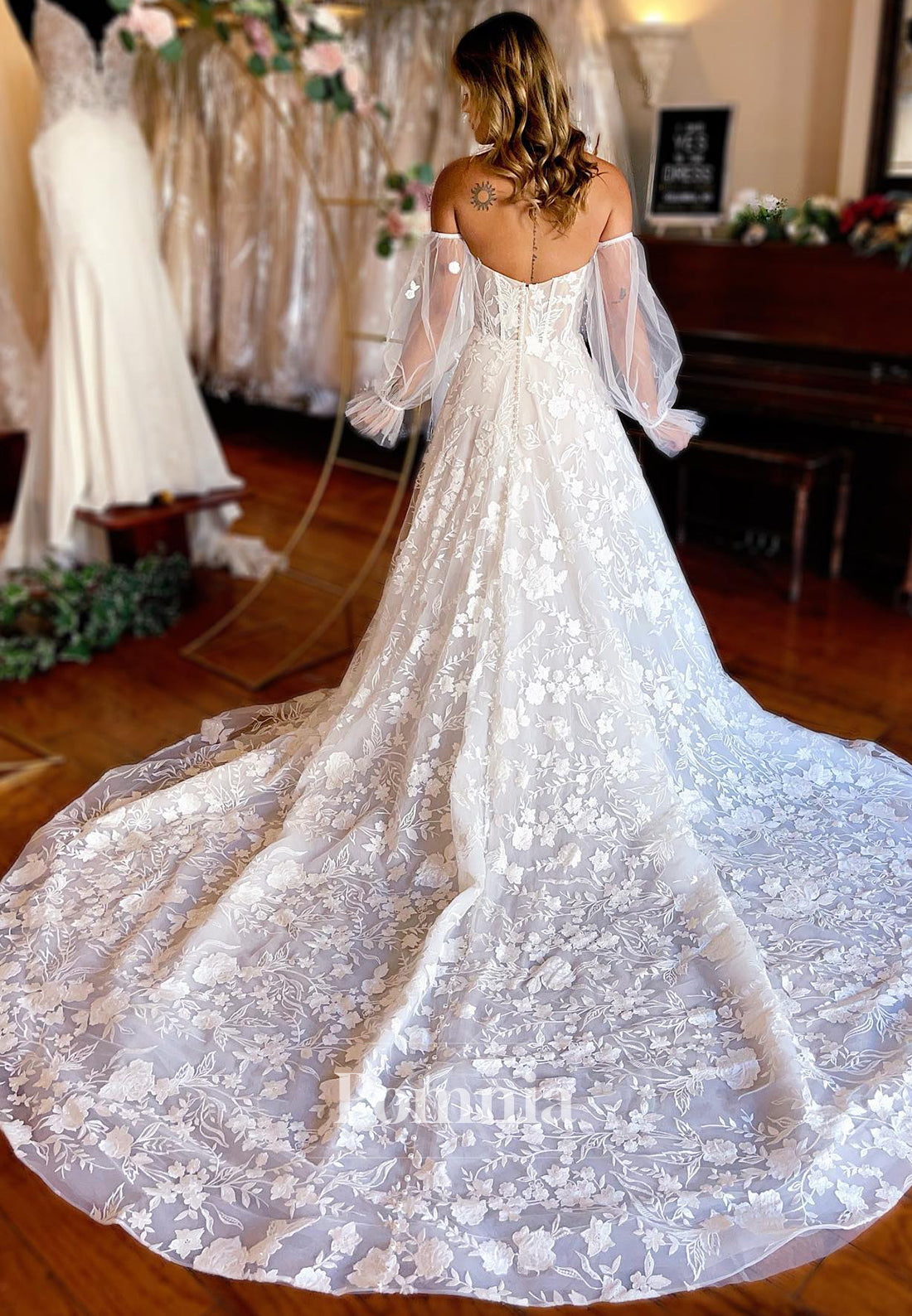 Charming Long Sleeves Sweetheart Floral Appliques Wedding Dress