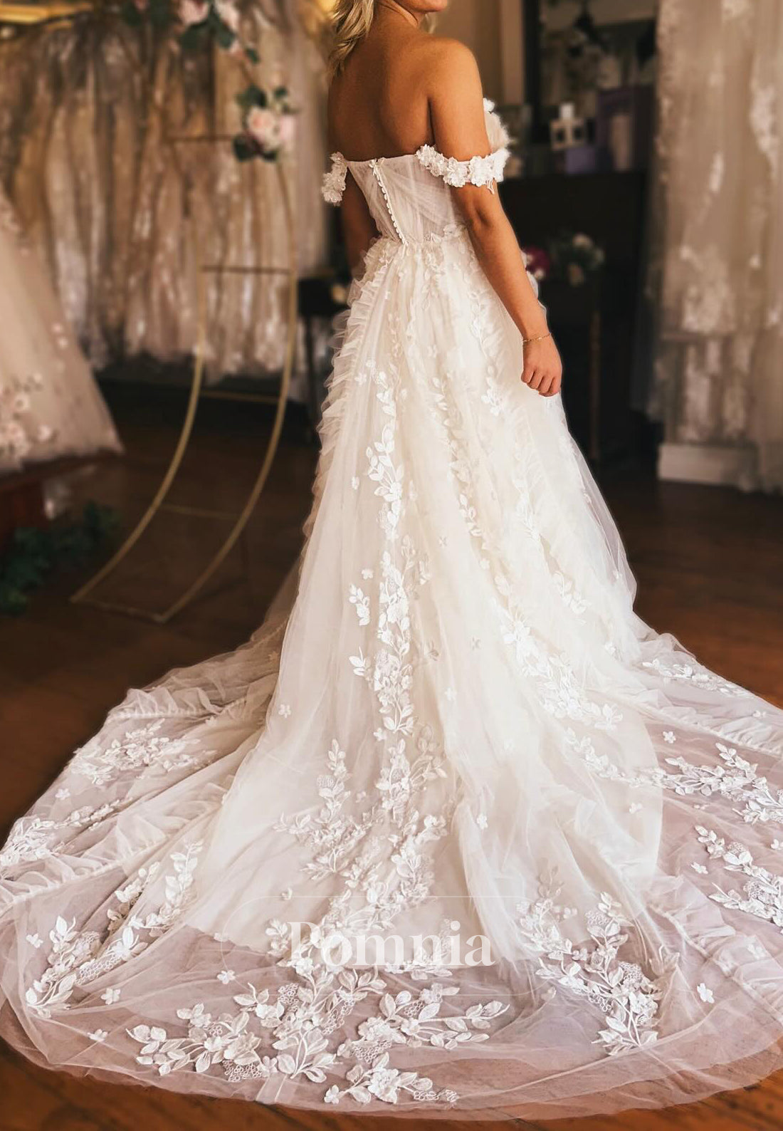 Charming Sleeveless Strapless Floral Appliques Wedding Dress