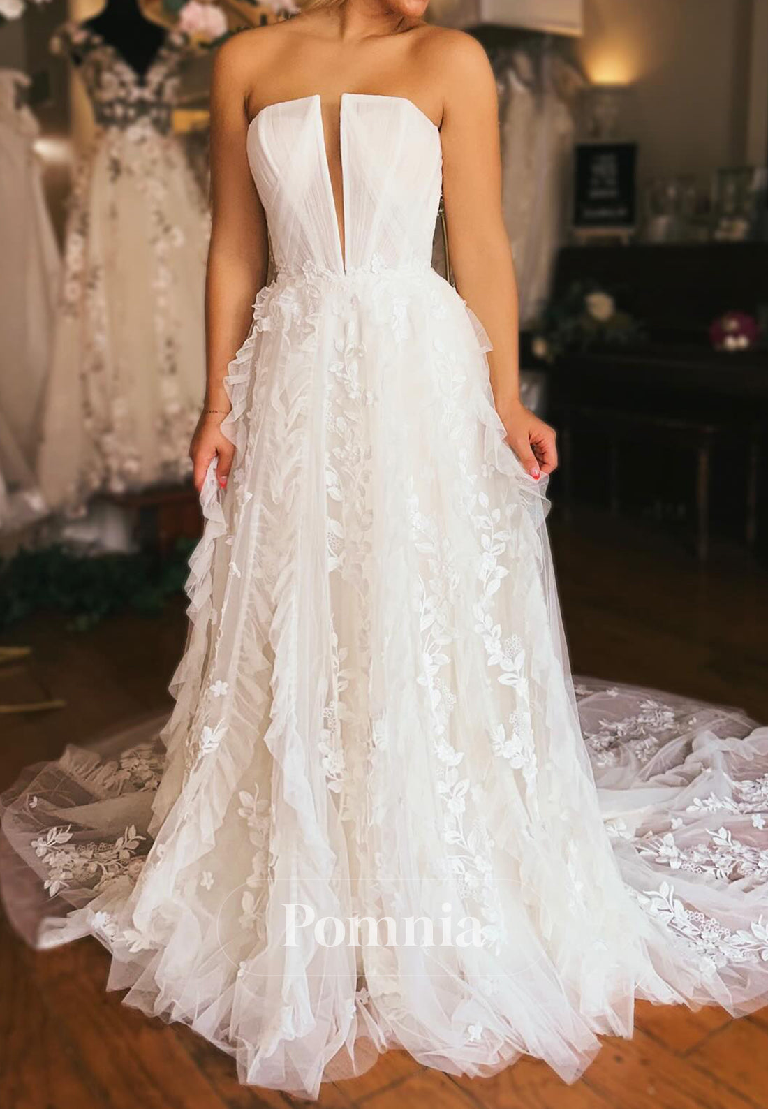 Charming Sleeveless Strapless Floral Appliques Wedding Dress