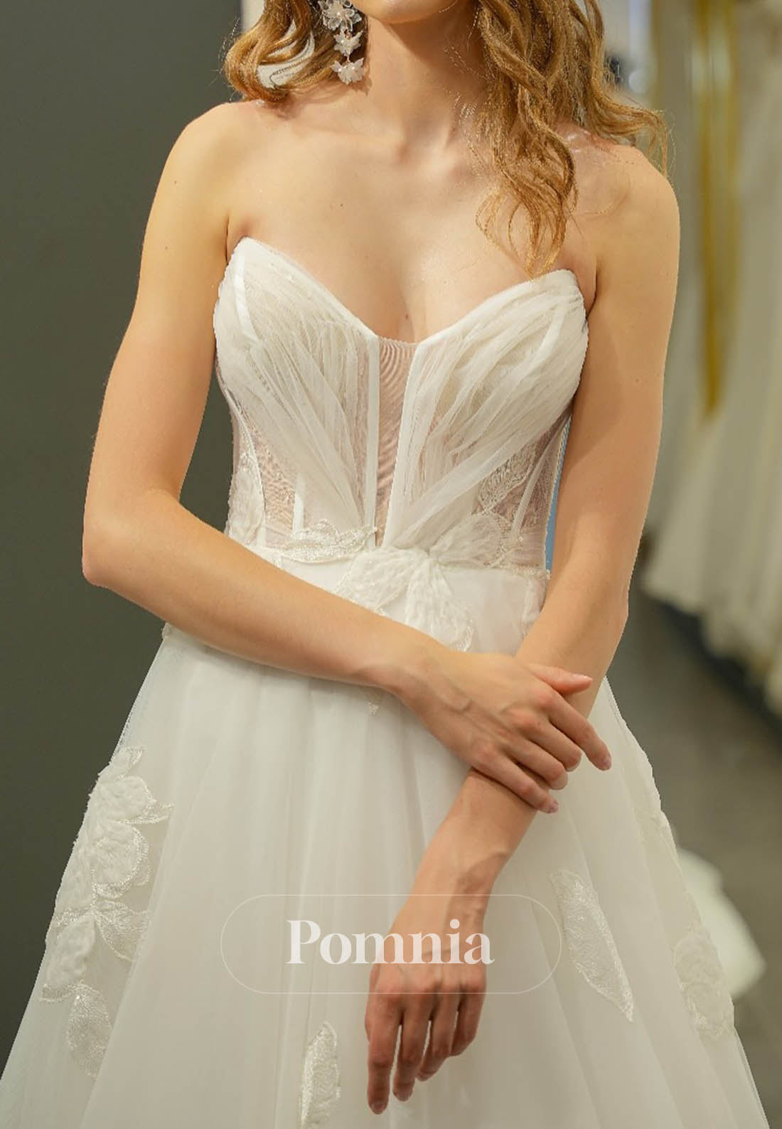 Simple Sleeveless Strapless Floral Appliques Wedding Dress