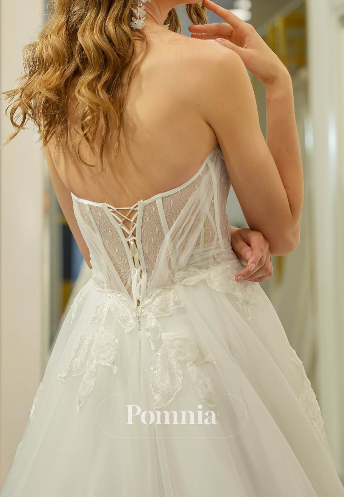 Simple Sleeveless Strapless Floral Appliques Wedding Dress