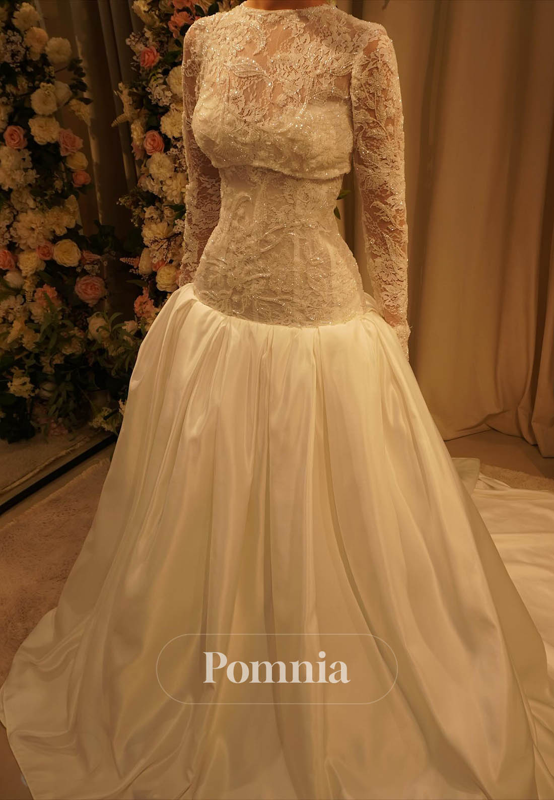 Elegant Long Sleeves Scoop Corset Tulle A-Line Wedding Dress