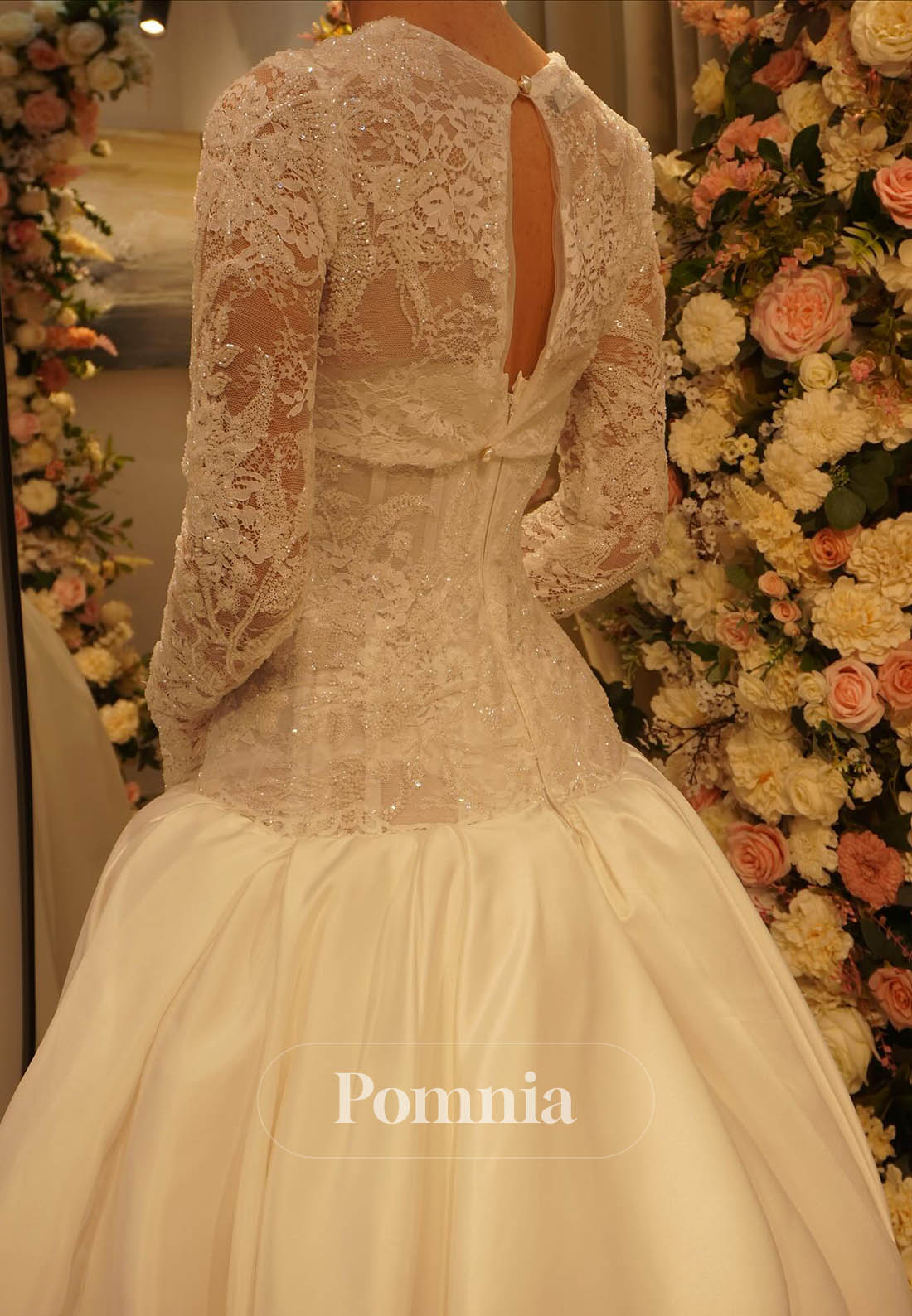 Elegant Long Sleeves Scoop Corset Tulle A-Line Wedding Dress