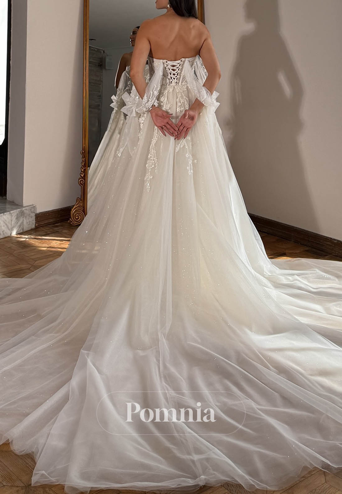 Charming A-Line Sweetheart Sleeveless Floral Appliques Lace Wedding Dress