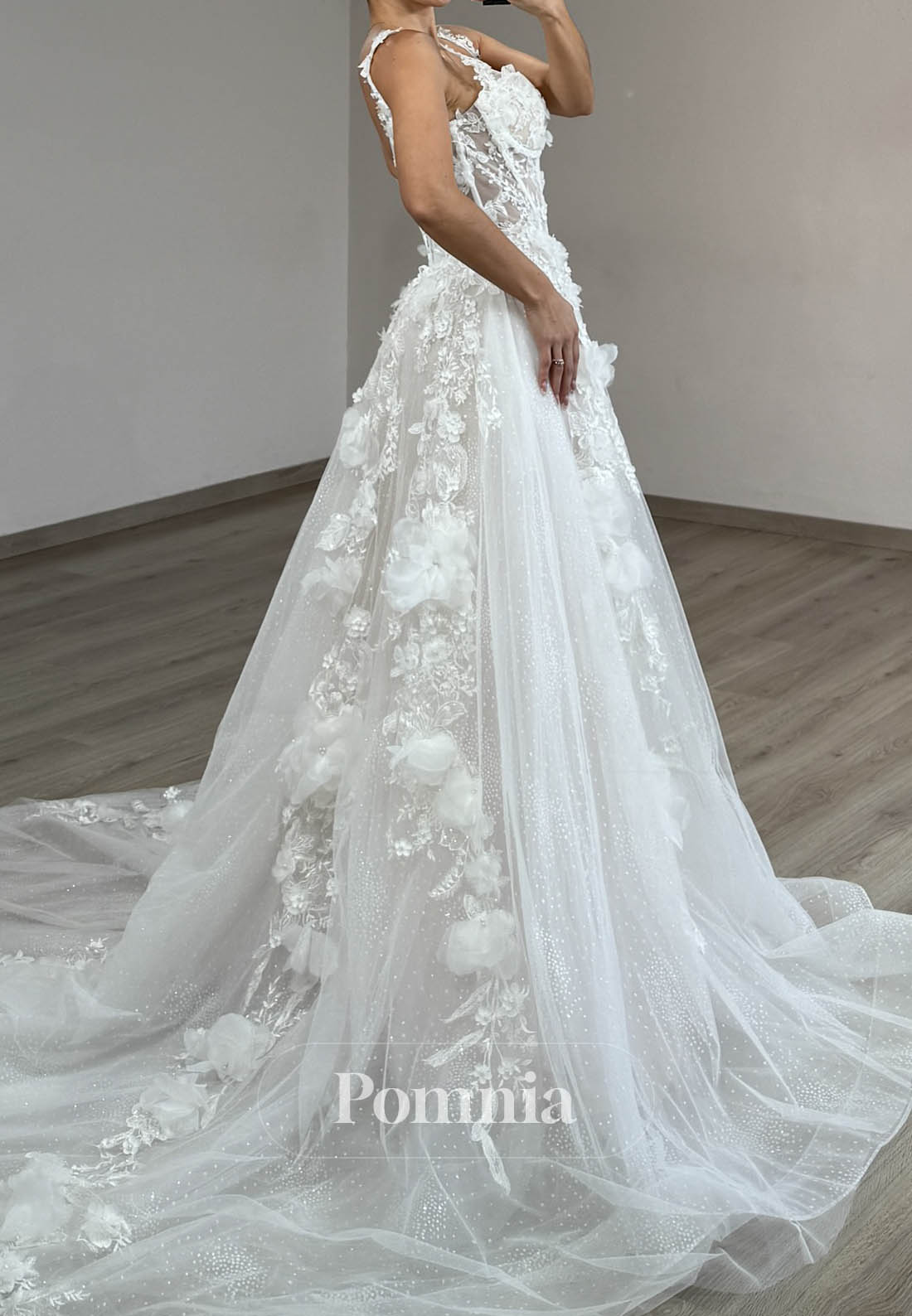 Charming Spaghetti Straps Scoop Floral Appliques Wedding Dress