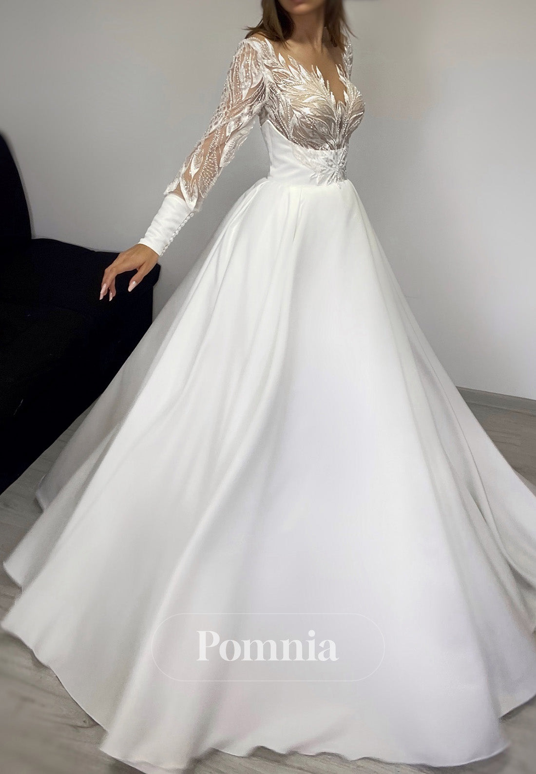 Elegant Long Sleeves Scoop Floral Appliques Lace Wedding Dress