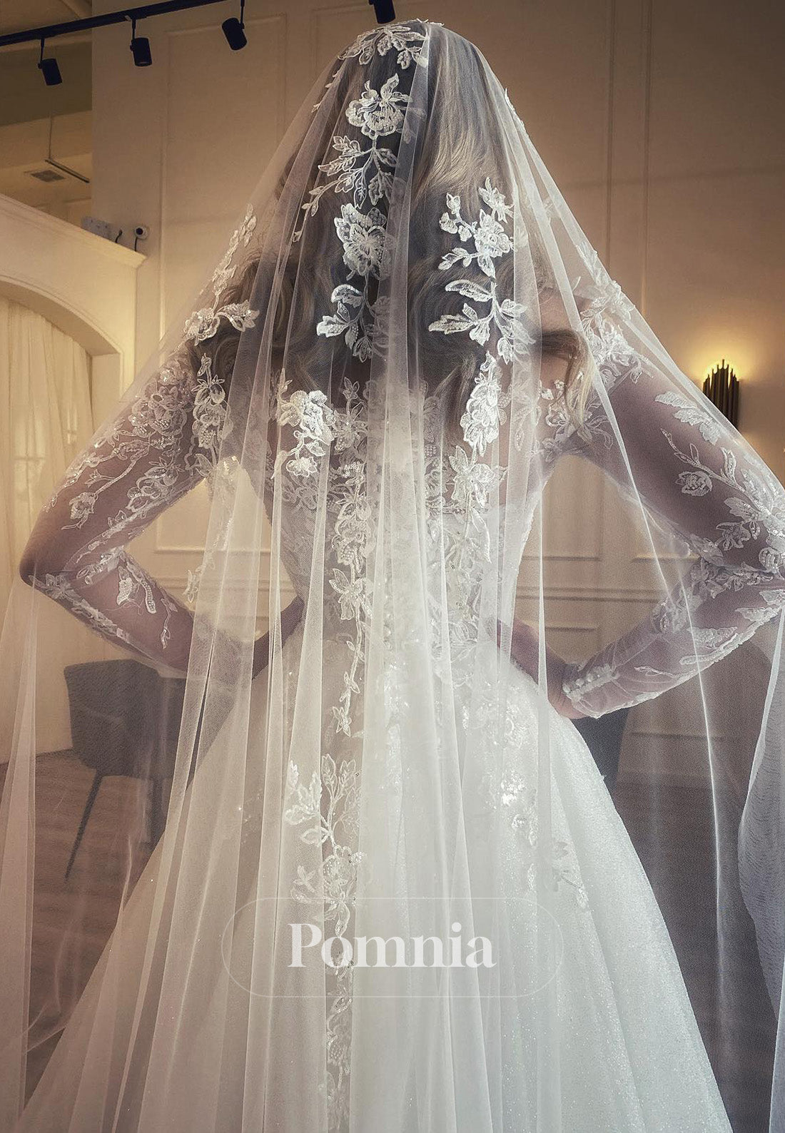 Elegant Long Sleeves Scoop Floral Appliques Lace Wedding Dress