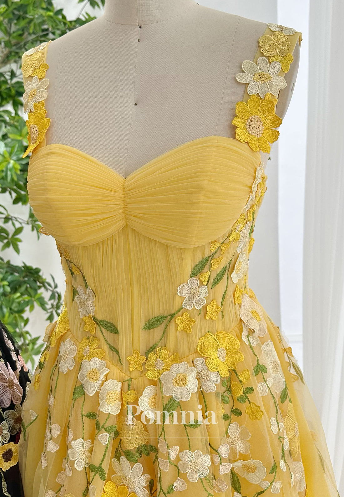 Charming Spaghetti Straps Sweetheart Appliques Homecoming Dress