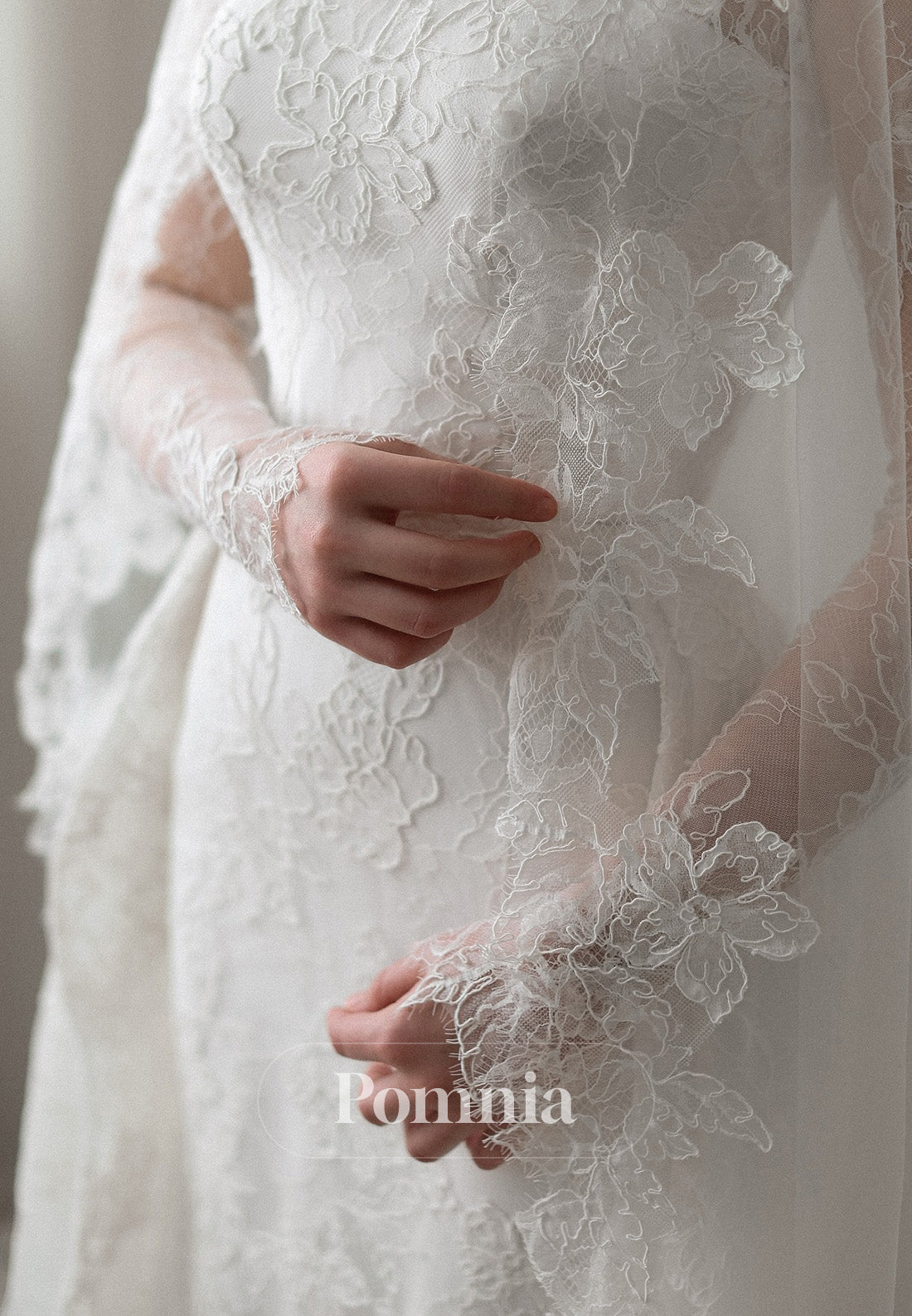 Elegant Long Sleeves Appliques Lace Wedding Dress