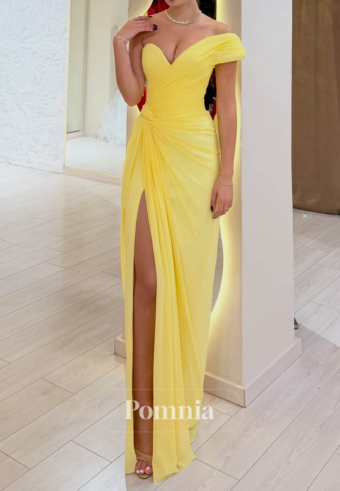 Daffodil Sleeveless Sweetheart Slit Ruched Prom Dress