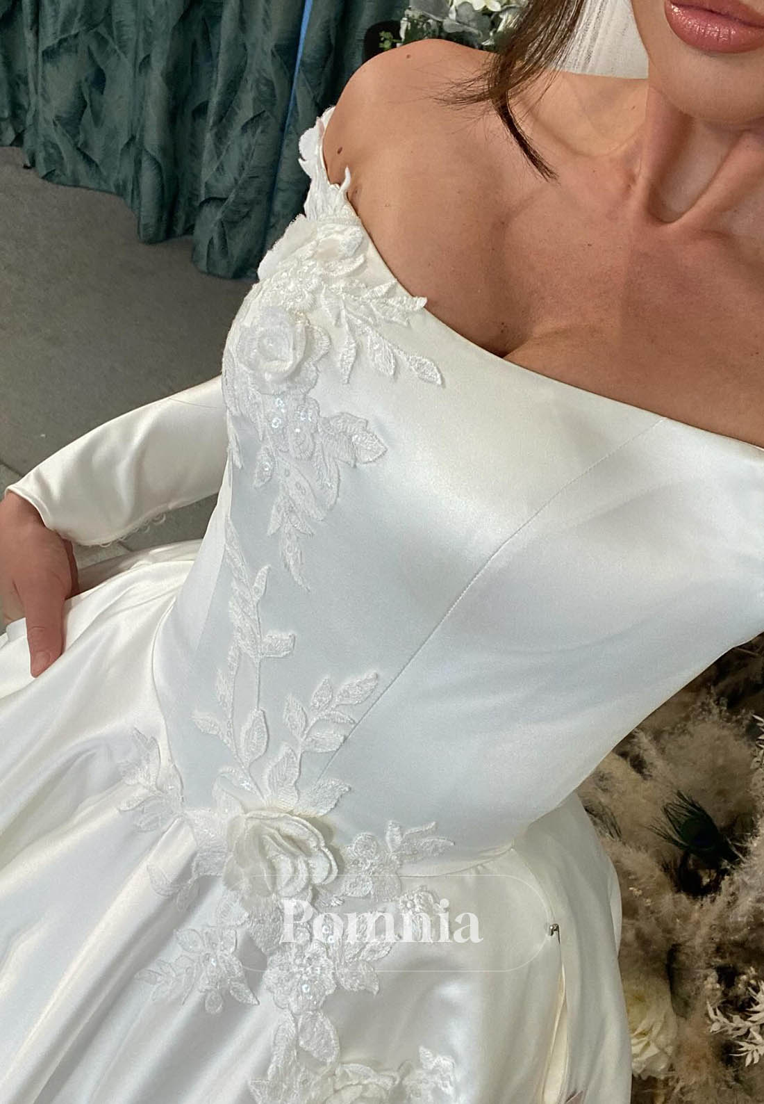 Eleagnt Long Sleeves Sweetheart Floral Appliques Wedding Dress