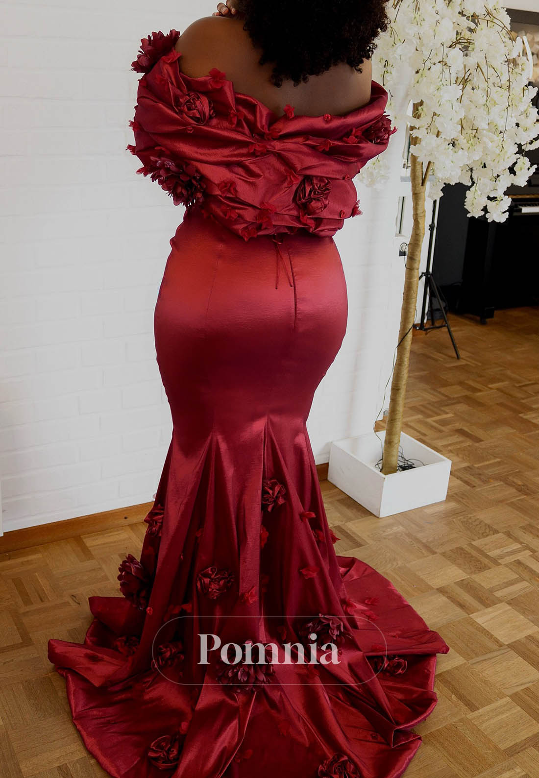 Burgundy Sleeveless Strapless Appliques Prom Dress